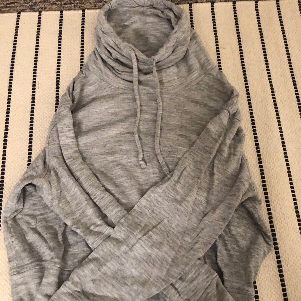 Cropped Athleta sweatshirt
